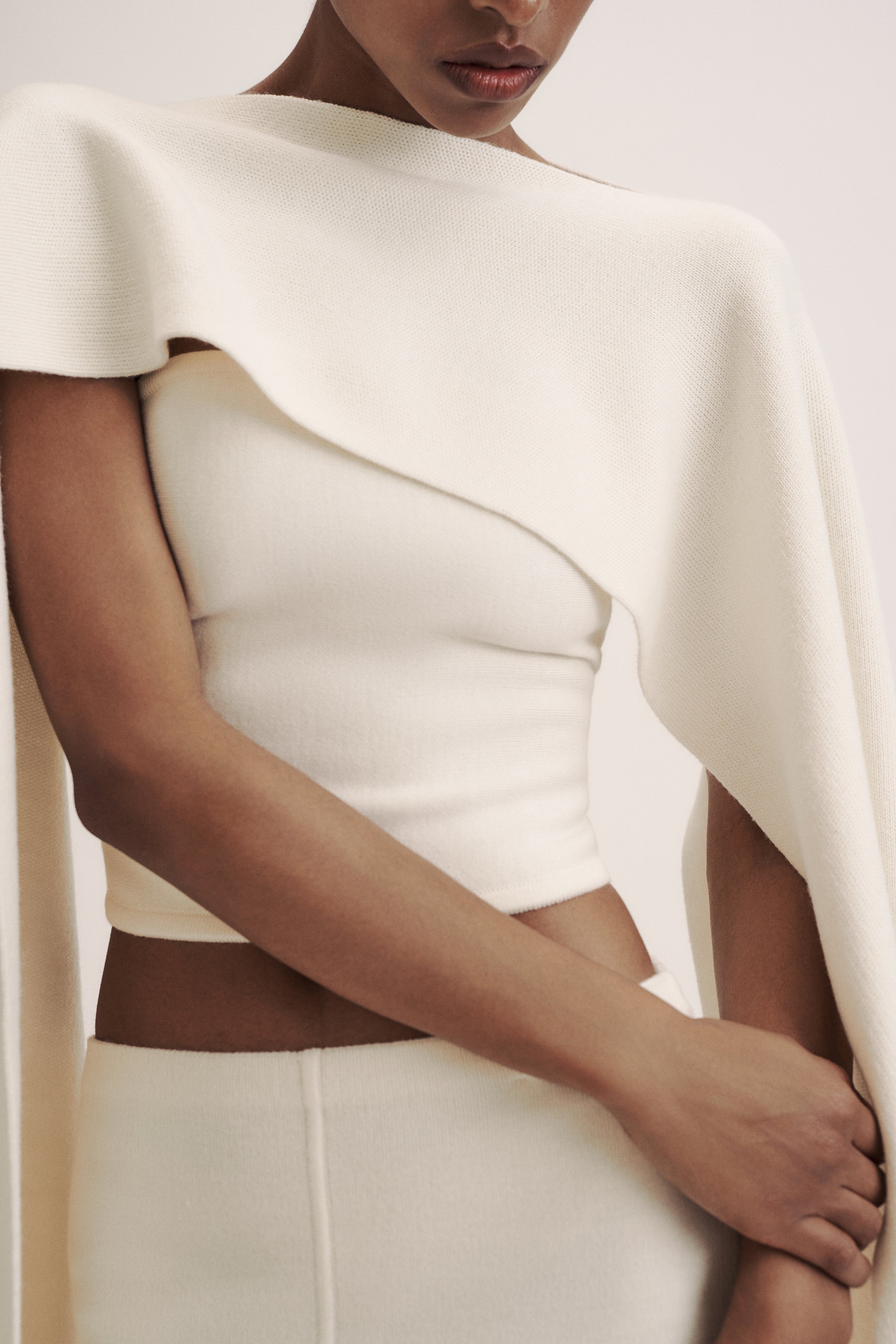 LEO asymmetric cape in merino wool, milk
